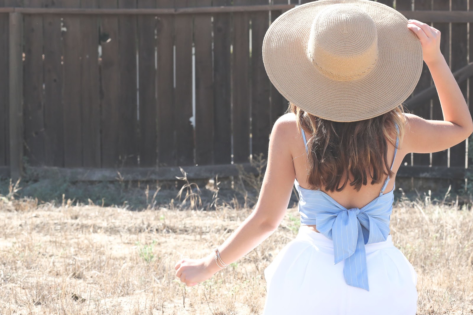 Stiletto Beats, los angeles blogger, field photoshoot, Los Angeles, shop akira, akira, white shorts, bow back top, urban outfitters straw hat, celine sunglasses,